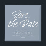Íman Casamento Azul Dusty De Script Minimalista Salva A<br><div class="desc">Casamento de caligrafia azul empoeirado com script minimalista,  salve o ímã de datas.</div>