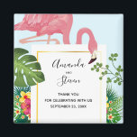 Íman Casamento com Folamingo e Folhas Tropicais, cor-de<br><div class="desc">Um obrigado de casamento que você imita com um flamingo rosa fofo e caprichoso. Cercados por folhas tropicais verdes e flores de hibisco vermelhas e amarelas. Um quadro de gradiente dourado em forma de retângulo no centro.</div>