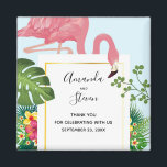 Íman Casamento com Folamingo e Folhas Tropicais, cor-de<br><div class="desc">Um obrigado de casamento que você imita com um flamingo rosa fofo e caprichoso. Cercados por folhas tropicais verdes e flores de hibisco vermelhas e amarelas. Um quadro de gradiente dourado em forma de retângulo no centro.</div>