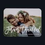 Íman Casamento com Fotografia da Caligrafia Moderna e A<br><div class="desc">Celebre seu amor e mostre gratidão com nosso obrigado de casamento de fotos personalizável, seu imã! Essa única manutenção é perfeita para lembrar seus entes queridos de seu dia especial enquanto expressava seus obrigados sentidos de uma forma memorável. Apresenta "Forever Graças" na caligrafia moderna. Você pode personalizar este elegante cartões...</div>