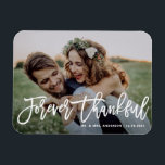Íman Casamento com Fotografia da Caligrafia Moderna e A<br><div class="desc">Celebre seu amor e mostre gratidão com nosso obrigado de casamento de fotos personalizável, seu imã! Essa única manutenção é perfeita para lembrar seus entes queridos de seu dia especial enquanto expressava seus obrigados sentidos de uma forma memorável. Apresenta "Forever Graças" na caligrafia moderna. Você pode personalizar este elegante cartões...</div>