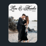 Íman Casamento com Fotos de Script Bonito de Amor e Obr<br><div class="desc">Celebre seu amor e mostre gratidão com nosso obrigado de casamento de fotos personalizável, seu imã! Essa única manutenção é perfeita para lembrar seus entes queridos de seu dia especial enquanto expressava seus obrigados sentidos de uma forma memorável. Este cartões de agradecimentos fotográfico apresenta um roteiro rústico. Personalize adicionando seus...</div>