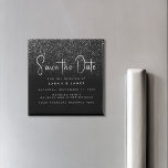 Íman Casamento com Glitter Negro Moderno Salve a Data<br><div class="desc">Uma simples imã salve a data moderna. Personalize este design preto e branco minimalista para ter seus detalhes pessoais e sua mensagem. Apresenta tipografia de caligrafia de script e fundo de imagem de faux glitter.</div>