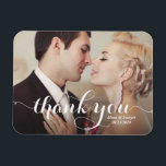 Íman Casamento com Script de Caligrafia Branca Obrigado<br><div class="desc">Obrigado moderno e caprichoso,  seu ímã com caligrafia moderna. Este cartão postal será perfeito para casamentos,  chás de panela e outros eventos.</div>