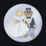Íman Casamento com Urso de Teddy - Personalizar<br><div class="desc">Noiva adorável e ursos peludos noivos. Este belo casal está vestido na sua fantasia de casamento. Ele está no seu smoking e chapéu de cima e ela está no vestido e no véu de seu casamento. Ela tem um buquê floral. Personalize os nomes e a data do casamento, quando necessário....</div>