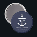 Íman Casamento de Âncora Azul Marinho Náutico<br><div class="desc">Adicione um toque de na moda ao seu casamento náutico com este clássico favor de casamento da âncora azul marinho. Projetado com uma ilustração de âncora branca, ele apresenta noiva personalizada e monograma de noivo, nome e data de casamento em uma fonte branca de serifa em um fundo azul marinho....</div>