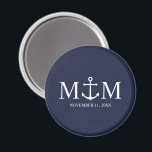 Íman Casamento de Âncora Azul Marinho Náutico<br><div class="desc">Adicione um toque de na moda ao seu casamento náutico com este clássico favor de casamento da âncora azul marinho. Projetado com uma ilustração de âncora branca, ele apresenta noiva personalizada e monograma de noivo, nome e data de casamento em uma fonte branca de serifa em um fundo azul marinho....</div>