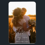 Íman Casamento De Caligrafia Elegante No Dia Mais Feliz<br><div class="desc">Um magnata de fotos de casamento elegante com suas belas fotografias de casamento. Uma elegante camada branca de caligrafia "dia mais feliz do mundo", embelezada com florescimento decorativo, aprecia a imagem com texto personalizado do nome do casal e data do casamento criando um eterno e um sentimento íntimo. O texto...</div>