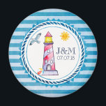 Íman Casamento de Farol de Corante de Água Striped Verm<br><div class="desc">Um imã de casamento com um tema náutico. Concebidos num padrão de risca azul e num quadro náutico circular em camadas superiores. Um farol listrado vermelho e uma bola de praia, com um sol sorridente e uma gaivota na distância posicionada dentro do quadro. Personalize com suas iniciais e data do...</div>