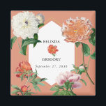 Íman Casamento de Flores de Pêonias Rosa-Pêssegos-Pinhe<br><div class="desc">Um belo pêssego de aquarela e design de casamento de peônias cor-de-rosa com moldura geométrica dourada sobre fundo de pêssego. Um design único que usa florais botânicos antigos em cor de pêssego e rosa. Um elegante pessegueiro e um design floral cor-de-rosa com um traço de verde. Um quadro geométrico de...</div>