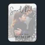 Íman Casamento de Foto da Neve de inverno Salve o Cartã<br><div class="desc">Isto salva a design do cartão postal é perfeito para anunciar um inverno ou casamento de férias. A foto do casal é realçada com uma cobertura branca transparente e rodeada por uma moldura de flocos de neve brancos e macios. Criado pela imprensa simplesmente de farmácia.</div>