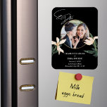 Íman Casamento De Foto Floral Moderno Elegante Salva A<br><div class="desc">O Moderno Elegante Casamento De Foto Floral Salva O Magnet De Data. Imaginem a vossa família e amigos a receber este belo anúncio no correio para adicionarem à sua geladeira! Este imã salva a data com a qual o anúncio mostra uma foto, flores cremosas e uma simples tipografia. Personalize seus...</div>