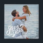 Íman Casamento de Foto Mínimo Salve a Data<br><div class="desc">Casamento de fotos moderno salve os ímãs de data em um design mínimo. Personalize com sua foto,  nomes e data de casamento.</div>