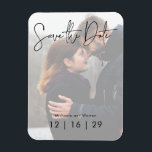 Íman Casamento de Foto Mínimo Salve o Cartão-Postal de<br><div class="desc">Esse design é mínimo,  com a foto do casal realçada com uma cobertura branca transparente. Criado pela imprensa simplesmente de farmácia.</div>