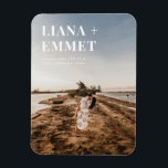 Íman Casamento De Foto Moderno Minimalista Salva A Data<br><div class="desc">Esta salva de data apresenta uma foto do casal para a forma perfeita de deixar a família e os amigos saberem a data do seu casamento!</div>
