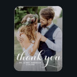 Íman Casamento de Fotografia de Cláudio Moderno Branco<br><div class="desc">Celebre seu amor e mostre gratidão com nosso obrigado de casamento de fotos personalizável, seu imã! Essa única manutenção é perfeita para lembrar seus entes queridos de seu dia especial enquanto expressava seus obrigados sentidos de uma forma memorável. Ele apresenta uma camada moderna de fotos tipográficas. Personalize adicionando sua foto...</div>