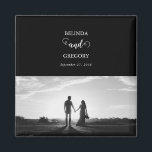 Íman Casamento de Fotografias do Casal de Script Branco<br><div class="desc">Um belo design de um roteiro de caligrafia preto e branco mostrando a foto do casal. Um casal de fotos moderno com elementos minimalistas simples. Um design ideal de casamento moderno para quem ama caligrafia de guião, designs pretos e brancos e papelaria de casamento de fotos. Os convites de casamento...</div>