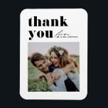 Íman Casamento de Fotografias Modernas com Tipografia R<br><div class="desc">Envie uma apreciação sincera com nosso obrigado personalizável de casamento fotográfico seu imã, projetado para misturar maravilhosamente a tipografia ousada com um elegante roteiro manuscrito. Este obrigado que você imã oferece uma maneira única e na moda de expressar sua gratidão aos convidados que celebraram seu dia especial. Personalize o cartão...</div>