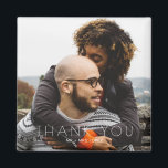 Íman Casamento de Fotos Minimalista Obrigado<br><div class="desc">Diga obrigado a você de uma forma única e duradoura com este Casamento de Foto Minimalista. Obrigado Magnet. Projetado como um guardião moderno, este ímã personalizado apresenta um design limpo e minimalista que mostra uma de suas fotos favoritas junto com uma simples e sincera mensagem de gratidão. Perfeito para favores...</div>