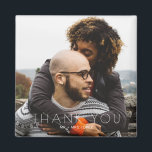 Íman Casamento de Fotos Minimalista Obrigado<br><div class="desc">Diga obrigado a você de uma forma única e duradoura com este Casamento de Foto Minimalista. Obrigado Magnet. Projetado como um guardião moderno, este ímã personalizado apresenta um design limpo e minimalista que mostra uma de suas fotos favoritas junto com uma simples e sincera mensagem de gratidão. Perfeito para favores...</div>