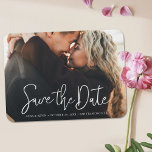 Íman Casamento de Fotos Personalizado Salvar a Data<br><div class="desc">Este simples e na moda moderno casamento fotográfico salva a data que o imã modelo apresenta 'Salvar a Data' em um roteiro animado e moderno com seus nomes, data e localidade de casamento em uma linha de solteiro abaixo dela. O texto é branco claro. Adicione sua foto favorita e seus...</div>