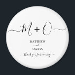 Íman Casamento de Monograma Elegante Moderno<br><div class="desc">Personalize este ímã de casamento moderno e elegante com monograma/duograma unido por estacas decorativas. Dar presentes perfeitos para seus convidados no seu casamento formal.</div>