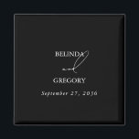 Íman Casamento de Script de Assinatura de Caligrafia Pr<br><div class="desc">Um elegante design de casamento com a assinatura do roteiro de caligrafia branca e preta. Um design minimalista que usa a tipografia da caligrafia de script vintage como centro de atração. Um design de assinatura de caligrafia branca e preto clássico ideal para todos os tipos de casamentos. Um casamento clássico...</div>
