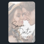 Íman Casamento de Script de Foto do Noivado Elegante<br><div class="desc">Este casamento moderno e minimalista Salve o cartão de data com um roteiro elegante. Ele brinca com a simplicidade de um design de tipografia preto e branco. No verso, você pode adicionar as informações do seu site de casamento, assim como um código QR para seus convidados digitalizarem. É a escolha...</div>