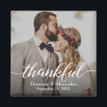 Íman Casamento de Script de Graças Elegante Personaliza<br><div class="desc">Apresentando o nosso Magnet de Casamento de Escritório de Foto Elegante Personalizado, a forma perfeita de oferecer aos seus convidados de casamento uma lembrança memorável. Este ímã quadrado permite que você personalize com sua própria foto, nomes e data de casamento, criando um símbolo único e significativo de apreciação. Ao incorporar...</div>