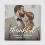 Íman Casamento de Script de Graças Elegante Personaliza<br><div class="desc">Apresentando o nosso Magnet de Casamento de Escritório de Foto Elegante Personalizado, a forma perfeita de oferecer aos seus convidados de casamento uma lembrança memorável. Este ímã quadrado permite que você personalize com sua própria foto, nomes e data de casamento, criando um símbolo único e significativo de apreciação. Ao incorporar...</div>