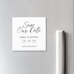 Íman Casamento De Script Minimalista Salva A Data<br><div class="desc">Casamento de Script Minimalista Moderno Salve o ímã de datas. Simples design de tipografia de caligrafia. Personalize para um casamento personalizado,  salve a data.</div>