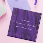 Íman Casamento de Seda Roxa e Dourada Guardar a Data<br><div class="desc">Um elegante casamento roxo,  exceto a data do casamento,  este ímã roxo apresenta um padrão de seda luxo,  luxo e roxo com uma borda metálica dourada moldando o texto dentro. Todo texto pode ser personalizado para se adequar facilmente às opções acima.</div>