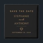 Íman Casamento Dourado e negro minimalista<br><div class="desc">Esta Imã salve a data Mínima do Coração Negro e Dourada é uma forma chic e na moda para anunciar seu dia especial. Com um fundo preto elegante com um delicado coração de ouro, este design moderno adiciona um toque elegante à sua papelaria de casamento. Prática e sofisticada, este ímã...</div>