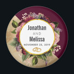 Íman Casamento Dourado Marble Pattern e Burgundy Floral<br><div class="desc">Um favor de casamento / imã salve a data. Projetado com um padrão de mármore de ouro e uma cor de burlão sólida colocada diagonalmente juntas. Um círculo com uma borda falsa de folha de ouro, colocada sobre um bonito buquê floral com rosas, cravos e outras flores. Um par de...</div>