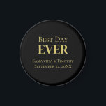 Íman Casamento Dourado Negro Personalizado no Melhor Di<br><div class="desc">Personalize este Melhor Dia Todos os Favoritos do Black Dourado Magnet. Disponível em formatos redondos e quadrados e em três tamanhos diferentes. Excelente para a recepção de casamento,  a despedida de solteiro,  a festa de solteira,  chás de panela e o janto de ensaio.</div>