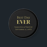 Íman Casamento Dourado Negro Personalizado no Melhor Di<br><div class="desc">Personalize este Melhor Dia Todos os Favoritos do Black Dourado Magnet. Disponível em formatos redondos e quadrados e em três tamanhos diferentes. Excelente para a recepção de casamento,  a despedida de solteiro,  a festa de solteira,  chás de panela e o janto de ensaio.</div>