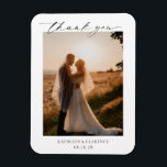 Íman Casamento Elegante Branco e Negro Clássico Obrigad<br><div class="desc">Obrigado de casamento clássico, o seu ímã favorece com um simples e mínimo design preto e branco com uma combinação de fontes serif tradicionais e um roteiro elegante, juntamente com a sua data, em um formato grande para um toque moderno junto com a sua foto favorita. Esta design elegante é...</div>