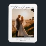 Íman Casamento Elegante Branco e Negro Clássico Obrigad<br><div class="desc">Obrigado de casamento clássico, o seu ímã favorece com um simples e mínimo design preto e branco com uma combinação de fontes serif tradicionais e um roteiro elegante, juntamente com a sua data, em um formato grande para um toque moderno junto com a sua foto favorita. Esta design elegante é...</div>
