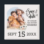 Íman Casamento Floral de Foto Pet de Cachorro Personali<br><div class="desc">Imã salve o dia Florais de Fotografias de Pet de Cachorros Personalizados | Casamento Único Guardar as Imagens de Data com uma Imagem de Cachorro | "Os Meus Humanos Casam-Se" Engraçado Concurso De Casamento Ideia De Palavras Para Cachorros |</div>