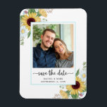 Íman Casamento Floral De Girassol Elegante Salvar A Dat<br><div class="desc">Possui girassol e design floral bonitos com sua foto e personalizado com seus nomes e data de casamento. Faz um presente de excelente,  um favor ou um bom lembrete do seu próximo dia especial. Design ©Rosalind Moore,  Design de Cherry Lane.</div>