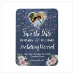 Íman Casamento Floral Rustic Wood Salve a Data<br><div class="desc">Esta bela aquarela Rústica Romântica Wood Twinkle Lights Floral Imã salve a data apresenta um fundo azul de madeira ardente com flores cor-de-rosa e branca, com apenas um toque de púrpura, realçado por uma foto da noiva e do noivo. Os toques de caligrafia são um acompanhamento perfeito das lindas flores....</div>