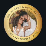 Íman Casamento Fotográfico do Casal Anéis Dourados Eleg<br><div class="desc">Celebre seu dia especial com este elegante Casal Elegante dos Anéis Dourados Foto Casamento Obrigado. Este ímã é a defesa perfeita para os seus convidados, com um design eterno de anéis de ouro estilizados, colocados contra um fundo luxuoso de cor dourada, e uma fotografia do casal. O imã pode ser...</div>