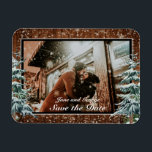 Íman Casamento Fotográfico do Snowy Wood & Forest Count<br><div class="desc">Casamento Salve a data ou Obrigado cartão com fotos de ímã. Madeira marrom russa,  fundo nevando e floresta nevada. Cozy Vintage country. Há mais itens disponíveis neste estilo na nossa loja. Você pode editar a design,  alterar cores,  fontes e adicionar texto extra clicando no link "personalizar mais".</div>