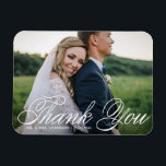 Íman Casamento Fotográfico Elegante Branco Obrigado<br><div class="desc">Celebre seu amor e mostre gratidão com nosso obrigado de casamento de fotos personalizável, seu imã! Essa única manutenção é perfeita para lembrar seus entes queridos de seu dia especial enquanto expressava seus obrigados sentidos de uma forma memorável. Apresenta uma caligrafia elegante e tipografia clássica. Você pode personalizar este elegante...</div>