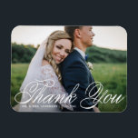 Íman Casamento Fotográfico Elegante Branco Obrigado<br><div class="desc">Celebre seu amor e mostre gratidão com nosso obrigado de casamento de fotos personalizável, seu imã! Essa única manutenção é perfeita para lembrar seus entes queridos de seu dia especial enquanto expressava seus obrigados sentidos de uma forma memorável. Apresenta uma caligrafia elegante e tipografia clássica. Você pode personalizar este elegante...</div>