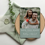 Íman Casamento Minimalista Moderno de Fotos do Script E<br><div class="desc">Foto de Script Elegante Foto Moderna Blush Verde Casamento Minimalista Salva o Magnet de Data. Todos os textos estão pré-organizados para que você personalize fácil e rapidamente com seus próprios detalhes.</div>