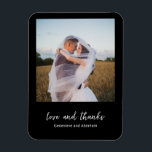 Íman Casamento Moderno Foto Preta Limpa<br><div class="desc">Ímã de lembrança de casamento moderno com um design simples e minimalista com "amor e gratidão" em uma fonte elegante,  abaixo da sua foto favorita em um fundo preto. Esses ímãs elegantes seriam ótimas lembranças de casamento para um casamento com tema gótico ou de Halloween.</div>