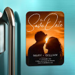 Íman Casamento Moderno Minimalista Salva A Foto Da Data<br><div class="desc">Casamento Moderno Minimalista Salva a Data Magnet Fotográfica 🌟 Momentos Eternos ✨: Imã salve o dia modernos ✨ Capturar a essência da sua história de amor com a nossa coleção de "Momentos Eternos" - um espantoso conjunto de Imã salve o dia Modernos que mesclam perfeitamente a elegância contemporânea com o...</div>