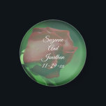 Íman Casamento Personalizado da Flor Vermelha Rosebud<br><div class="desc">Adorável rosebudo vermelho gentilmente se curvando na flor da luz do sol, poupe o anúncio do casamento ou favoreça o imã do refrigerador. Preencha suas informações no modelo. Faça mais alterações no tamanho, estilo e cor do texto e da fonte, clicando em Personalizar. Esta imagem está disponível em muitos produtos...</div>