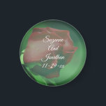 Íman Casamento Personalizado da Flor Vermelha Rosebud<br><div class="desc">Adorável rosebudo vermelho gentilmente se curvando na flor da luz do sol, poupe o anúncio do casamento ou favoreça o imã do refrigerador. Preencha suas informações no modelo. Faça mais alterações no tamanho, estilo e cor do texto e da fonte, clicando em Personalizar. Esta imagem está disponível em muitos produtos...</div>